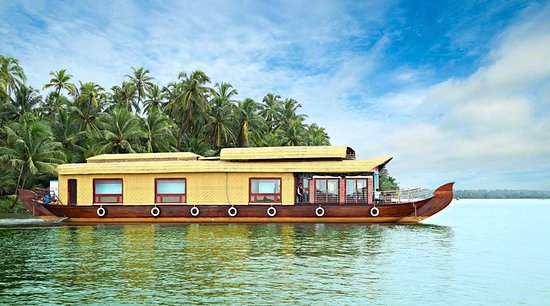 <strong>Valiyaparamba House Boat (11 km distance)</strong>